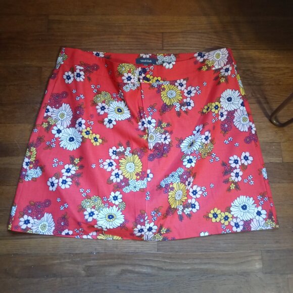 MODCLOTH plus daisy mini skirt in red (22W) - Picture 2 of 12